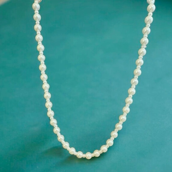 Elegant Vintage Alternating White Faux Pearl Necklace - Picture 1 of 4